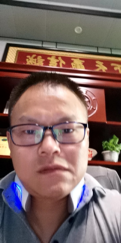 模具工匠的第一张照片--无锡闪婚服务中心
